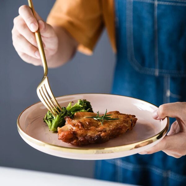 Assiette en ceramique rose, service de vaisselle avec bord doré