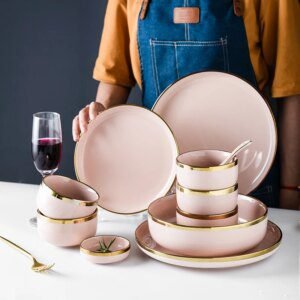 41038-a77927.jpg Assiette en ceramique rose, service de vaisselle avec bord doré