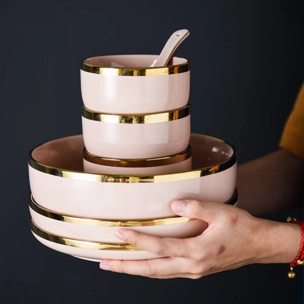 Assiette en ceramique rose, service de vaisselle avec bord doré