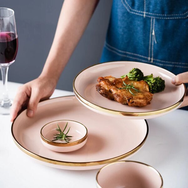 Assiette en ceramique rose, service de vaisselle avec bord doré