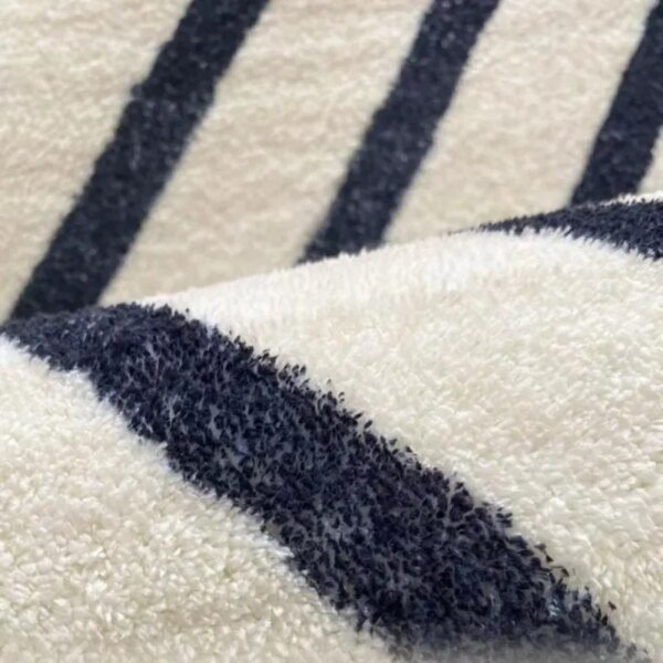 56993-e2808d.jpg Tapis Nordique Peluche Rayé – Douceur Premium
